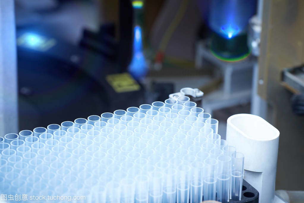 醫(yī)學研究測試管包裝在工廠的自動轉移線。生物技術實驗室五金設備